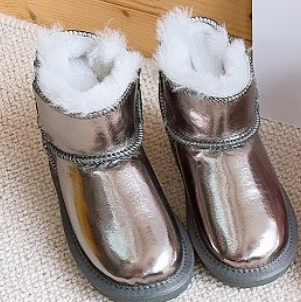 Угги для малышей — это уют и тепло, обнимающие маленькие ножки в холодные дни.