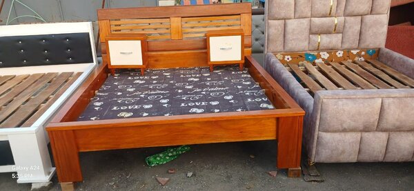 Lit double en bois massif