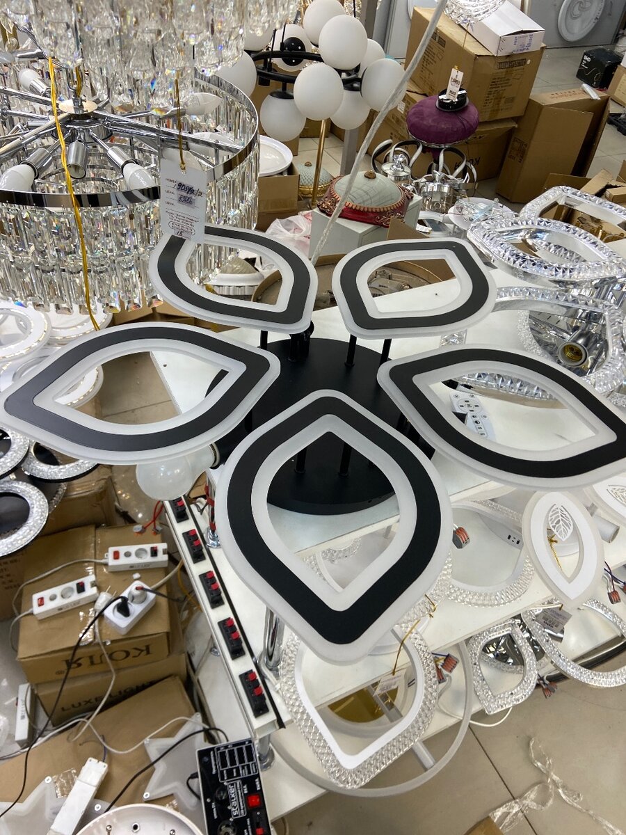 Потолочные люстры хайтек стиле