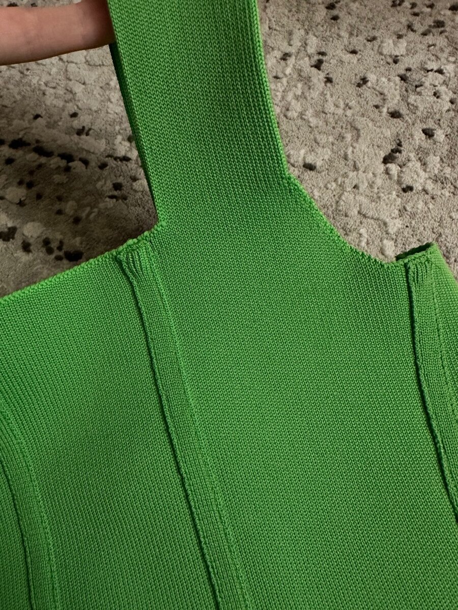 Зеленый плотный топ