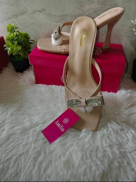 Mules à talons ornées élégantes