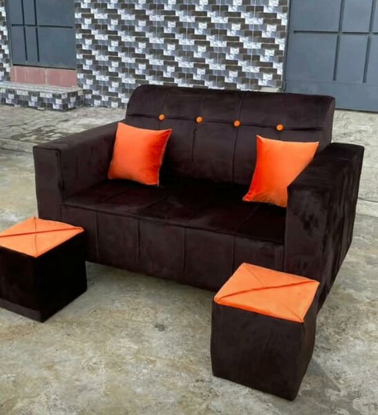Canapé marron avec coussins orange