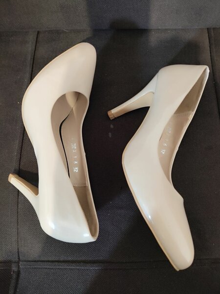 Туфли на шпильках от бренда EST