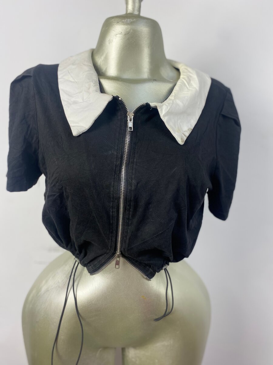 Blouse noire col contrasté