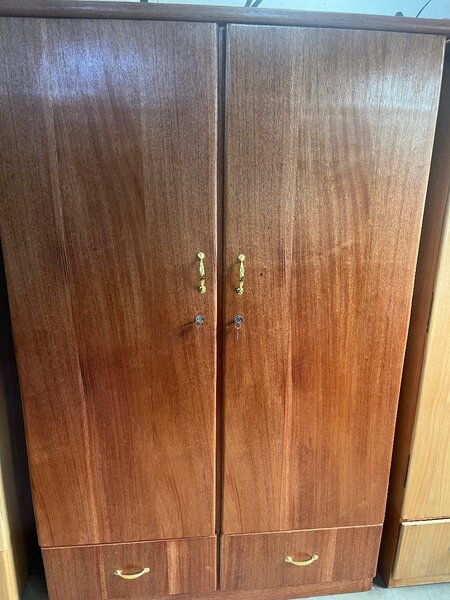 Armoire en bois avec tiroirs