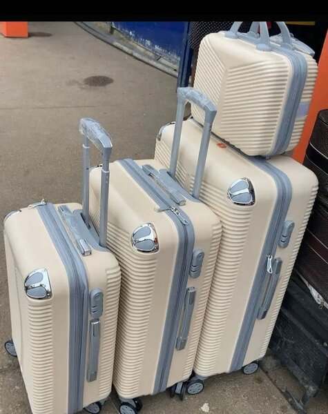 Ensemble de 4 valises beige et gris