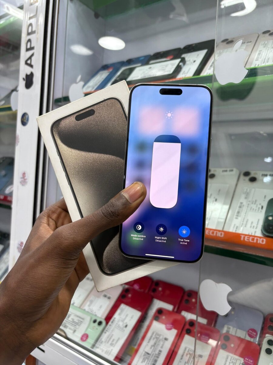 Disponible 15 Pro Max 256go