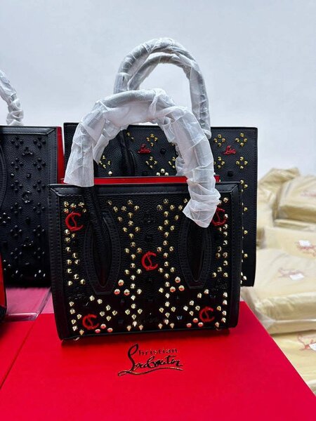 Sac à main clouté élégant