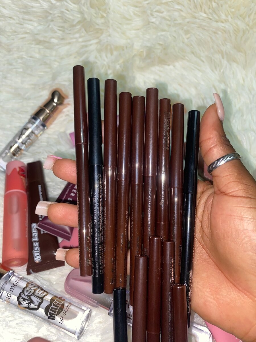 Long-Lasting Lip Liners Set