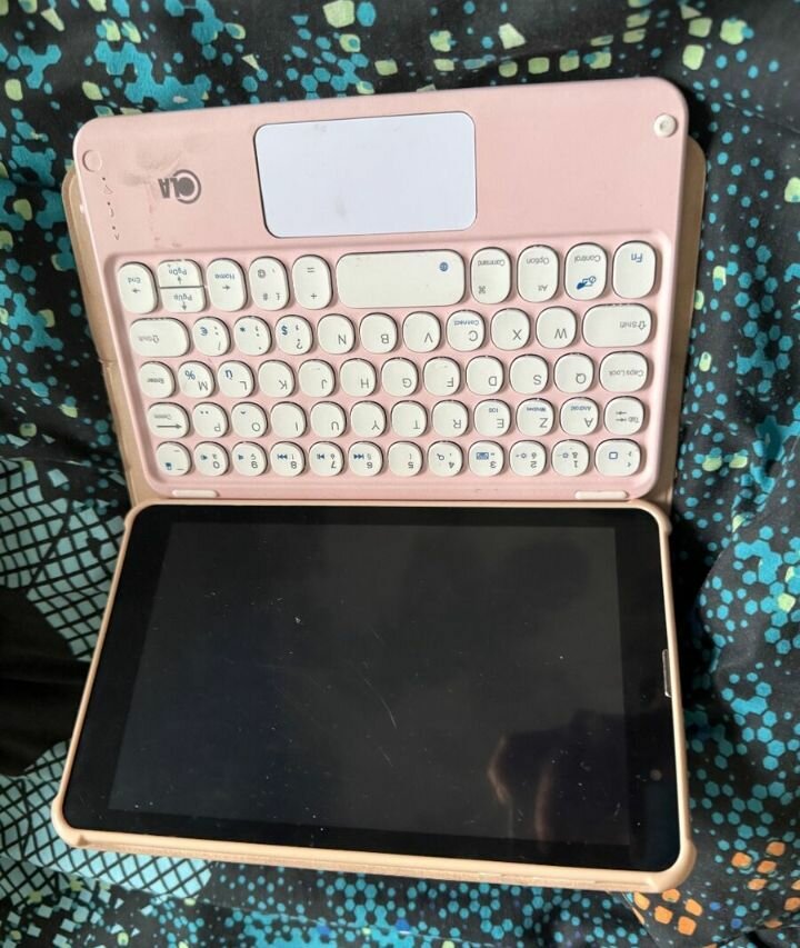 Tablette avec clavier rose