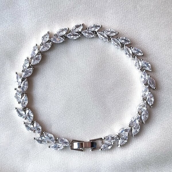 Leaf style bracelet