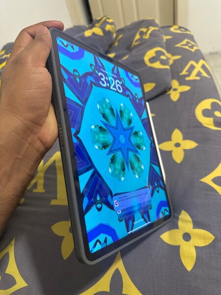 iPad Pro 6th generation 12.9 inch Wi-Fi and cellular 256gb