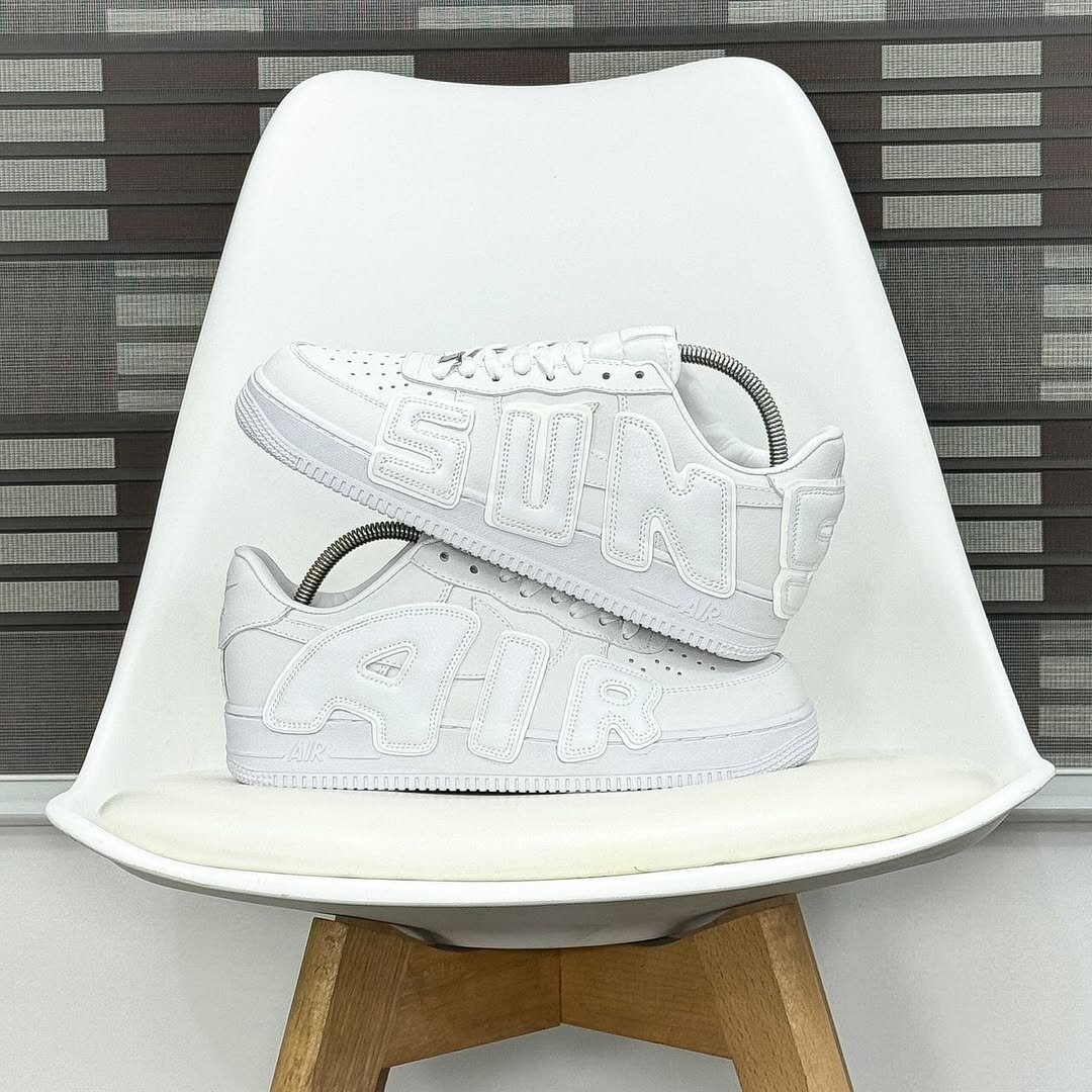 Baskets blanches en relief