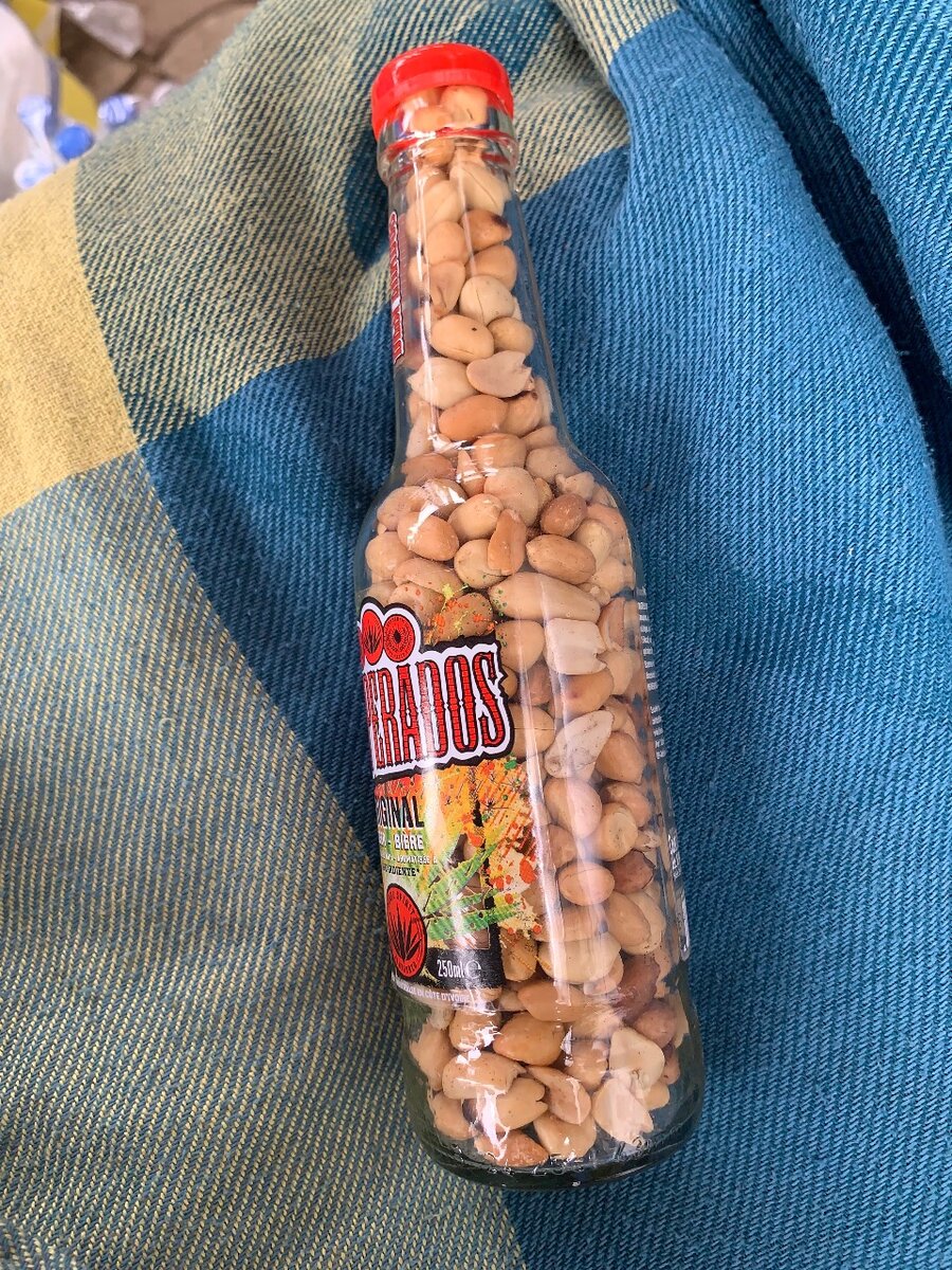 Bouteille de cacahuètes grillées