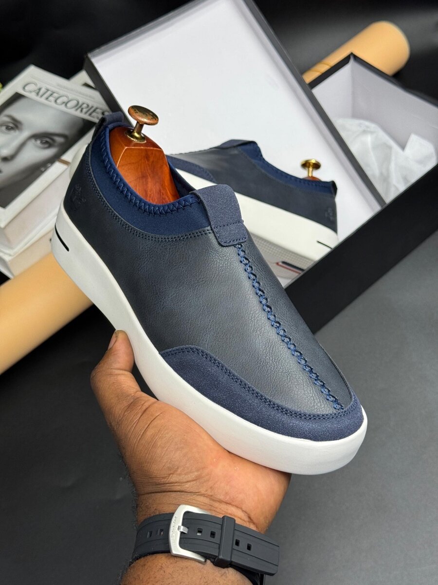 TIMBERLAND NAVY AND WHITE