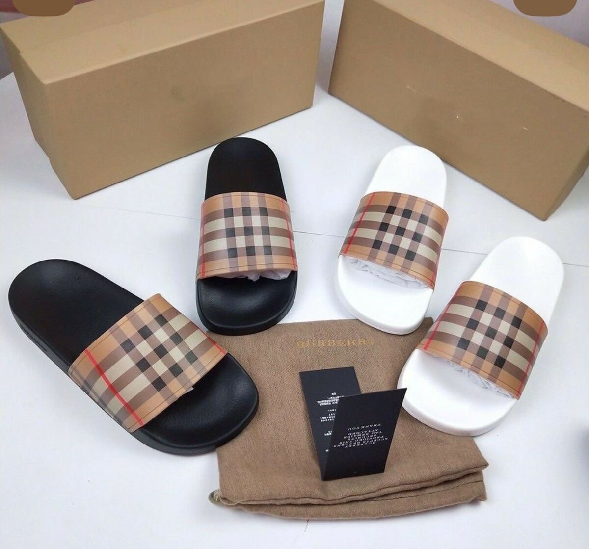 Claquettes à carreaux élégantes