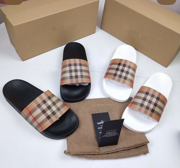 Claquettes à carreaux élégantes