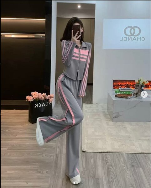 Женский спортивный костюм