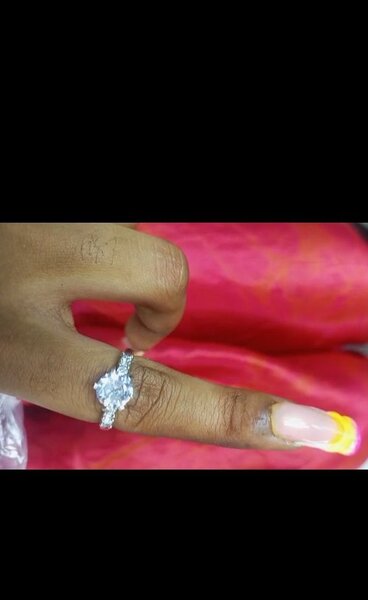 Bague de fiançailles en or avec diamant étincelant