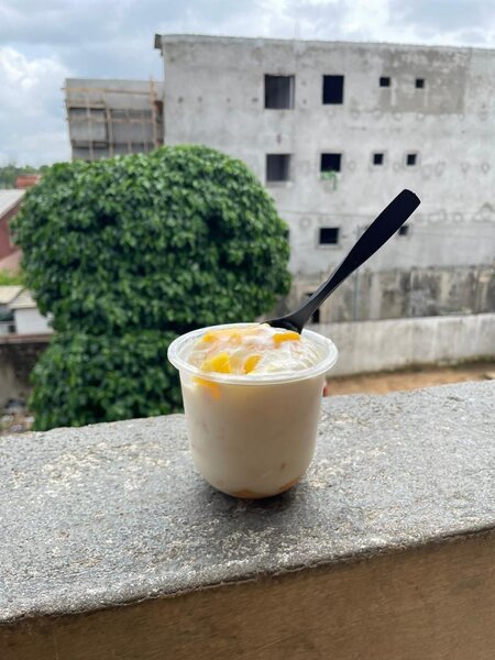 Yaourt nature avec des fruits