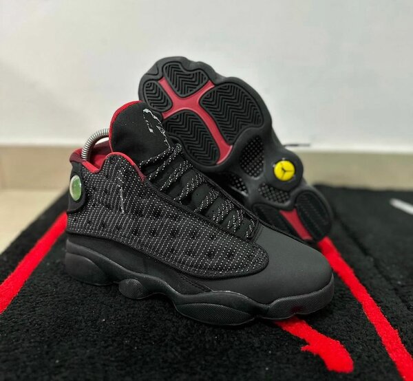 Baskets noires et rouges stylées