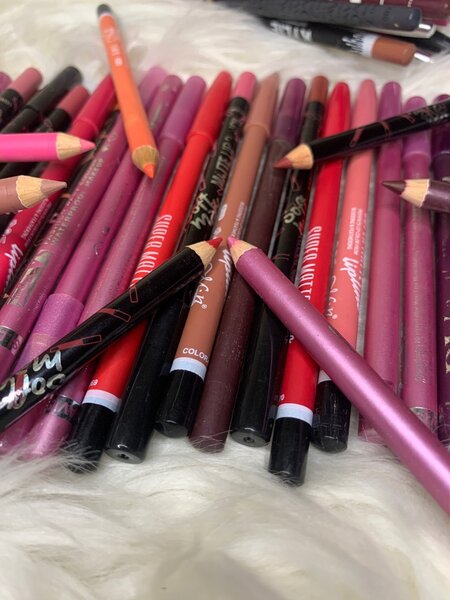 (3a 1000f)Crayon à lèvres