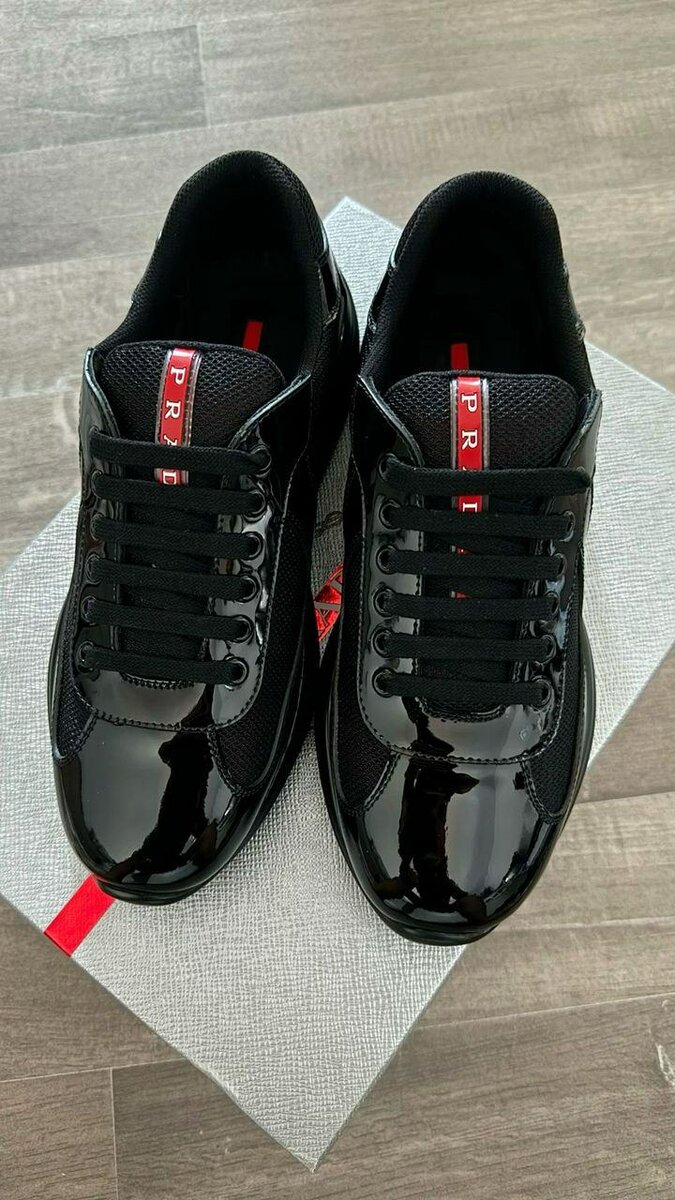 Sneakers Prada noirs élégants pour hommes