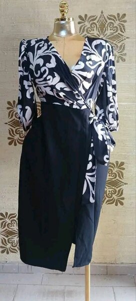 Robe noire et blanche élégante pour femme