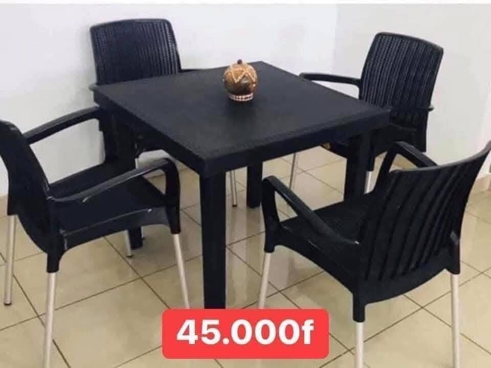 Table avec 2 chaises