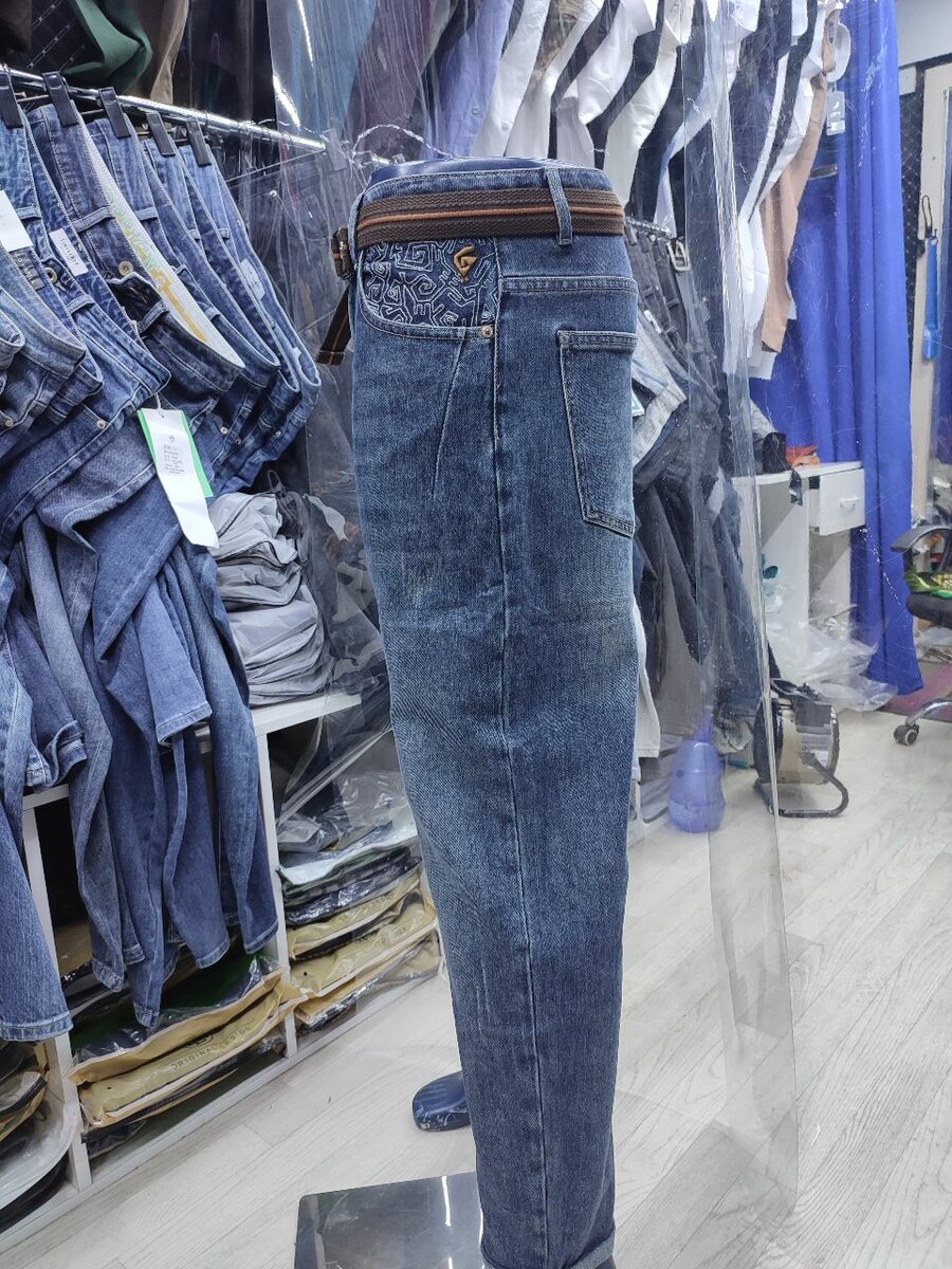 Джинсы полу завуженный