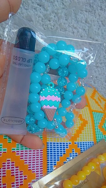 3bracelets et 1gloss