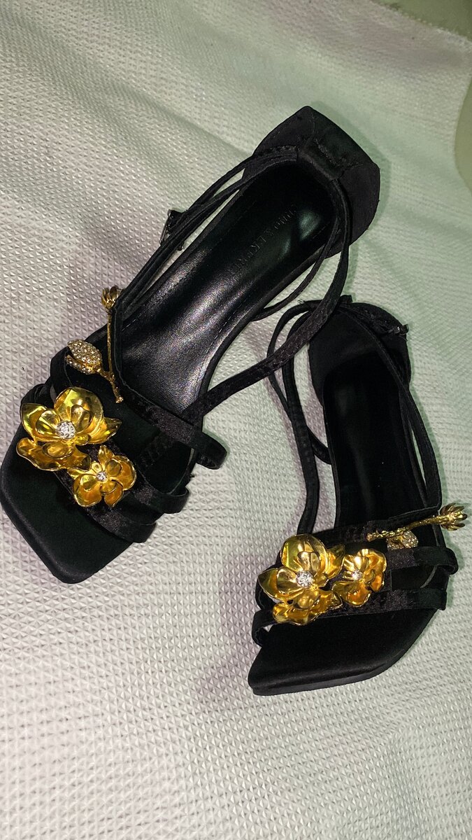 Sandales à talons ornées fleur