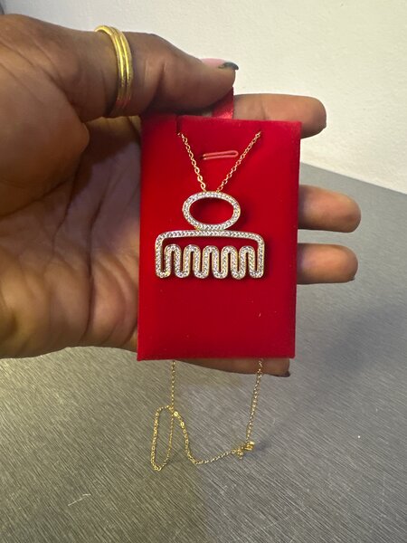 Colliers élégants dorés