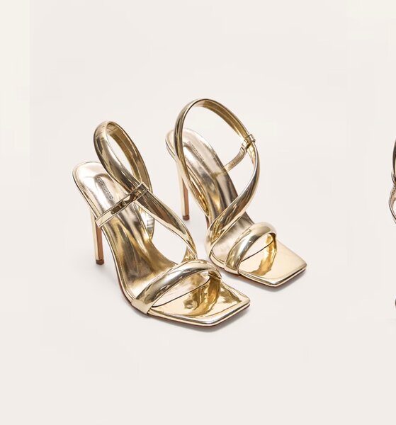 Sandales à talons dorées élégantes