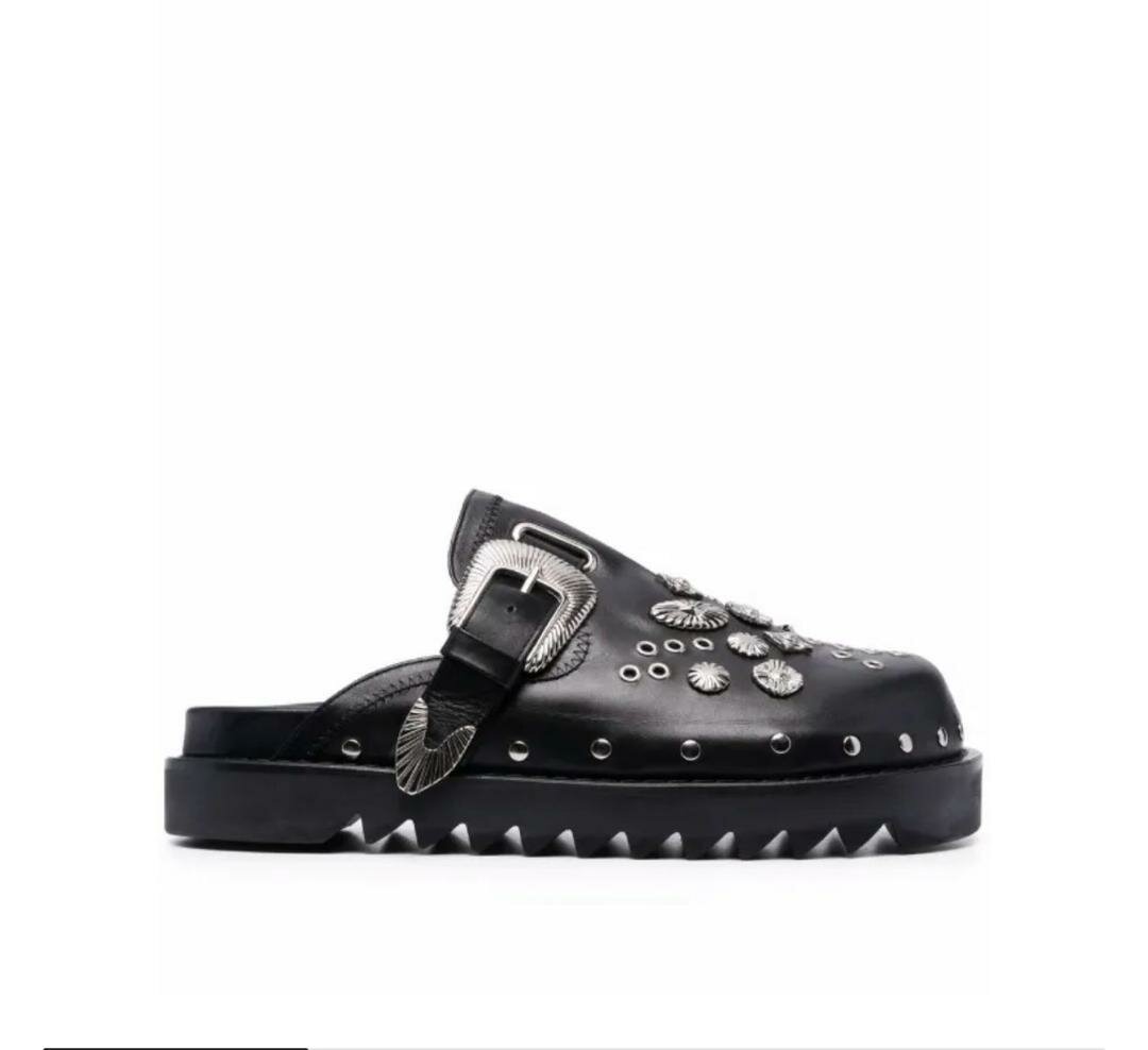 Sabots en cuir cloutés