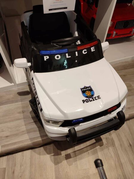 Voiture électrique de police