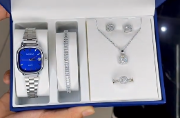 Комплект с наручными часами для женщин