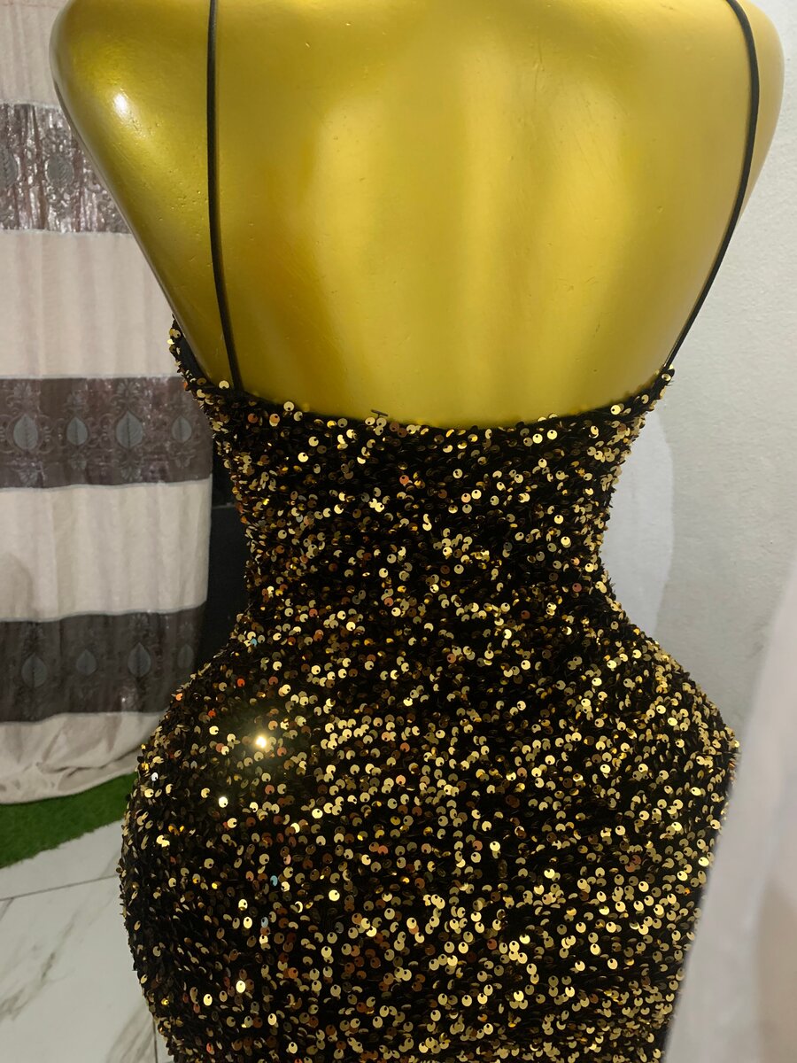 Robe à paillettes dorées