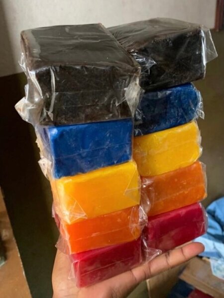 Savon artisanal coloré