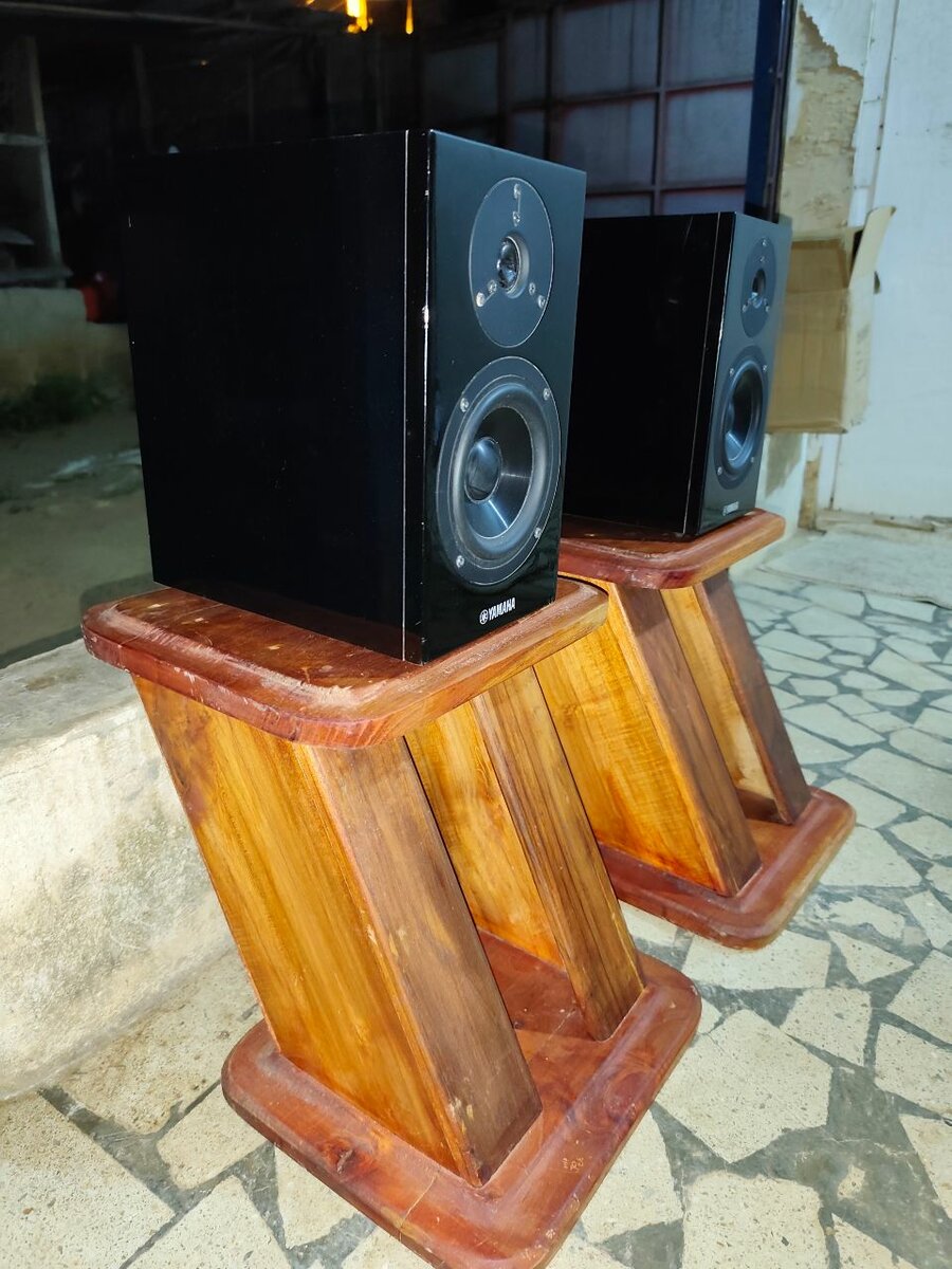 Enceintes Yamaha Noires