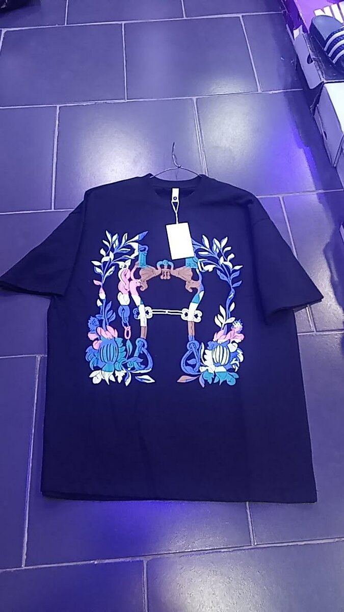 T-shirt noir à motif floral