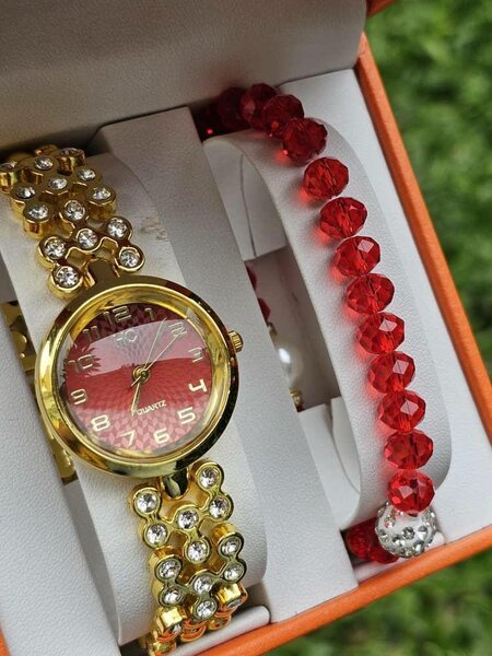 Montre élégante dorée femme