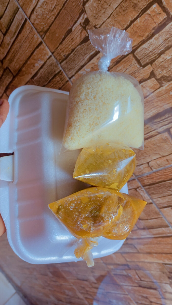 Plat à emporter poulet œuf