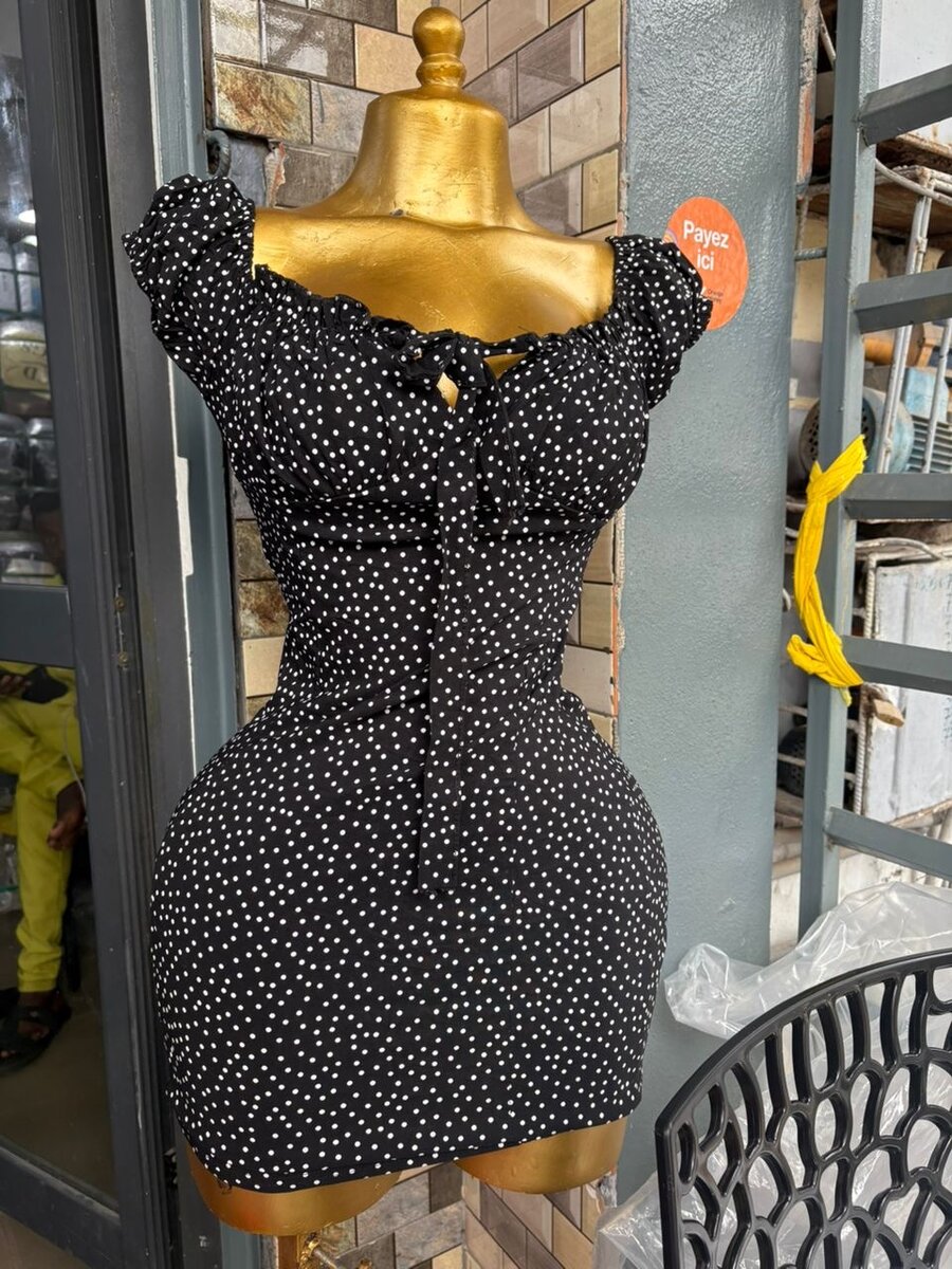 Robe moulante à pois