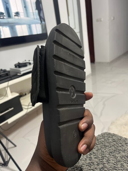 Sandales en caoutchouc noir élégantes