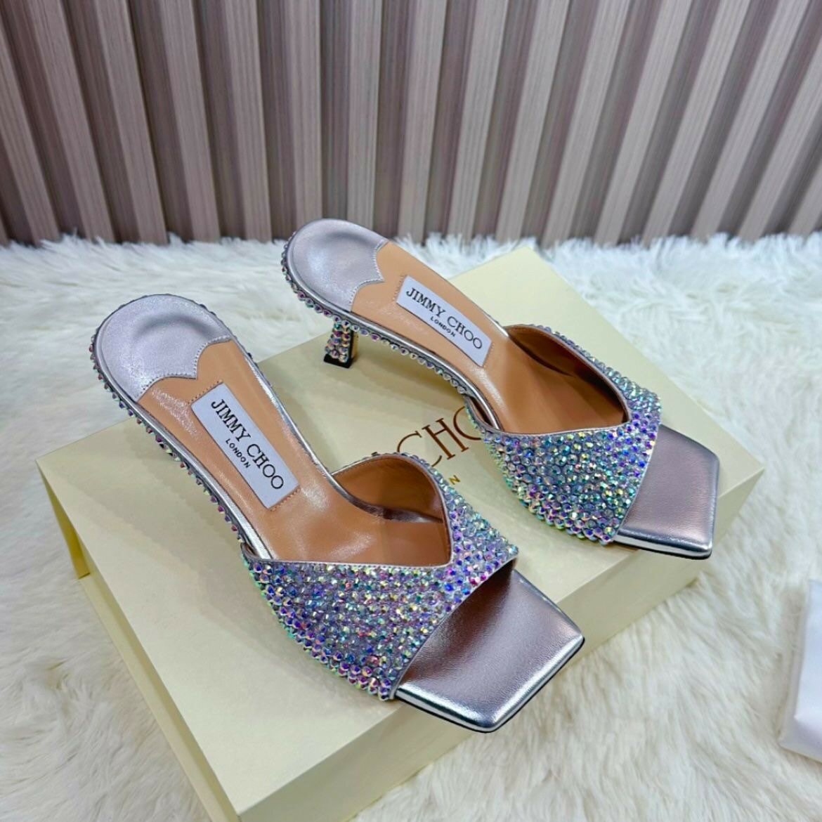 Ladies heel with glitters