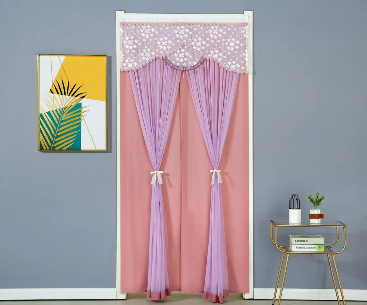 Rideau rose avec dentelle floral