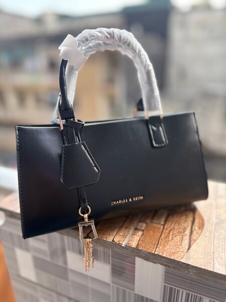 Sac à main chic en cuir noir