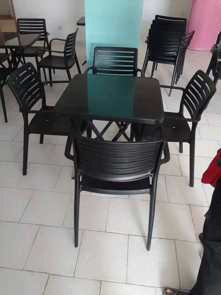 Table et chaises extérieures