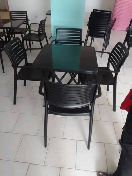 Table et chaises extérieures